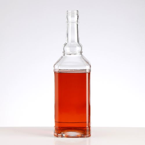 Wholesale 700ml alcohole glass bottle for whiskey